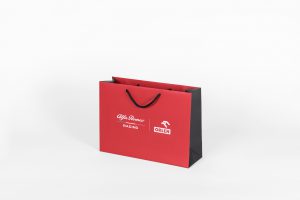 Niska torebka papierowa w kolorze czerwono-czarnym - sznurek bawełniany