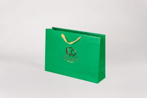 Zielona torba papierowa - hot stamping i złota wstążka